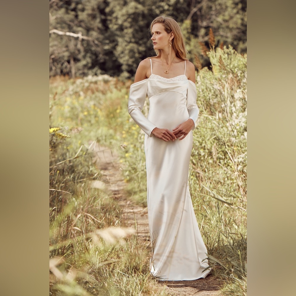 Besa Bridal “Georgia” Sample / Unaltered / 5’7” Total Height / US women’s 6